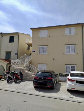Apartments with a parking space Makarska - 17424